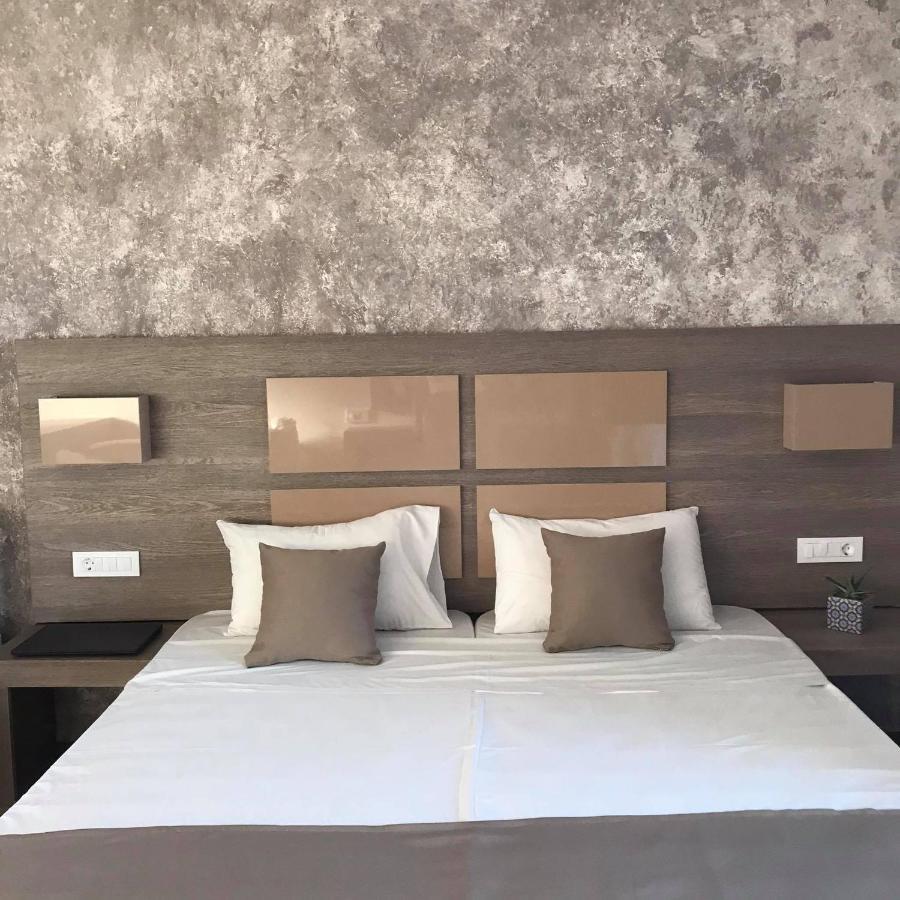 Derekas & Hotel