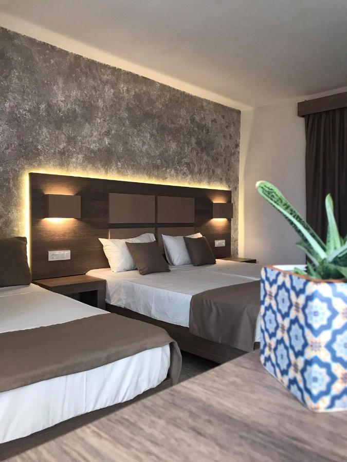 Derekas & Hotel *