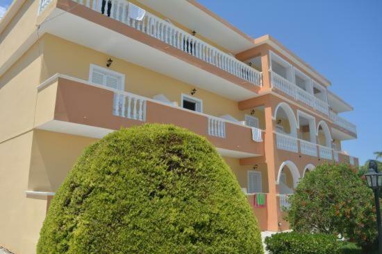 Derekas & Hotel *